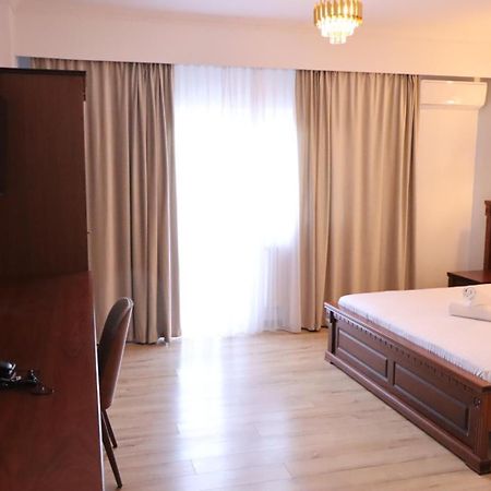 Hotel Restaurant Elite Szörényvár Kültér fotó