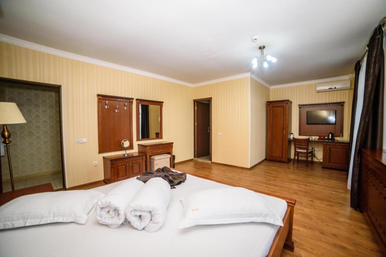 Hotel Restaurant Elite Szörényvár Kültér fotó