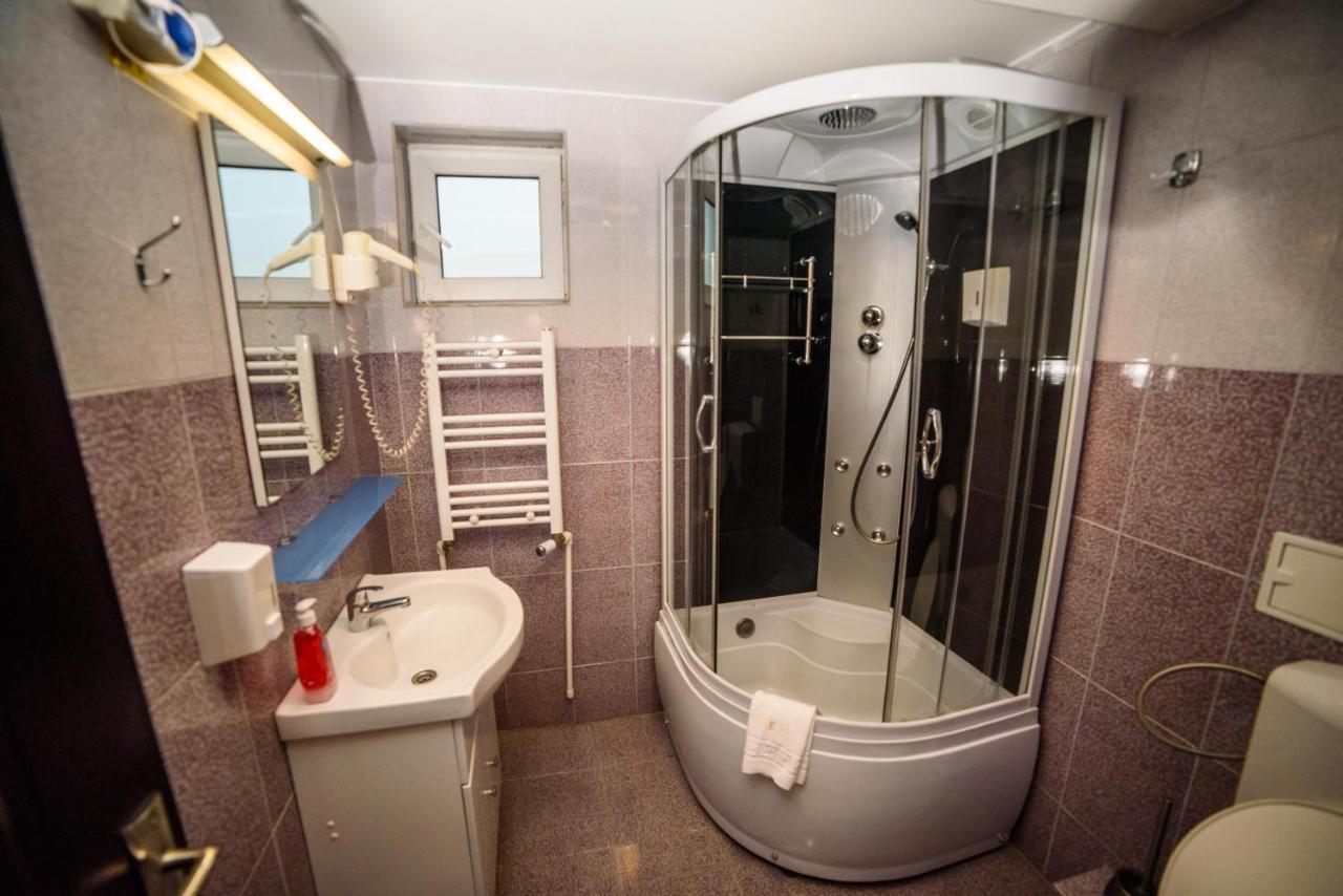 Hotel Restaurant Elite Szörényvár Kültér fotó