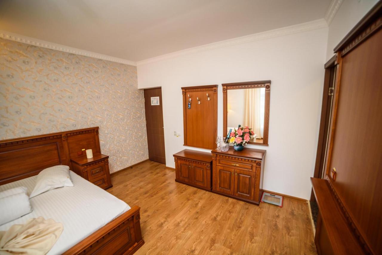 Hotel Restaurant Elite Szörényvár Kültér fotó