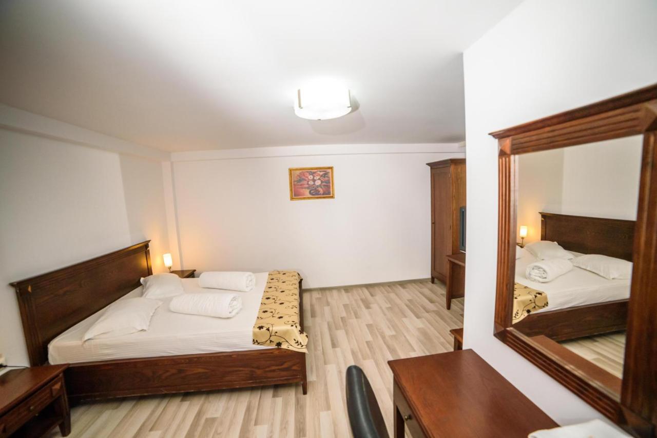 Hotel Restaurant Elite Szörényvár Kültér fotó