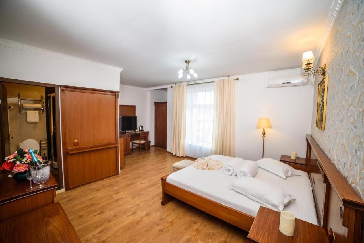 Hotel Restaurant Elite Szörényvár Kültér fotó
