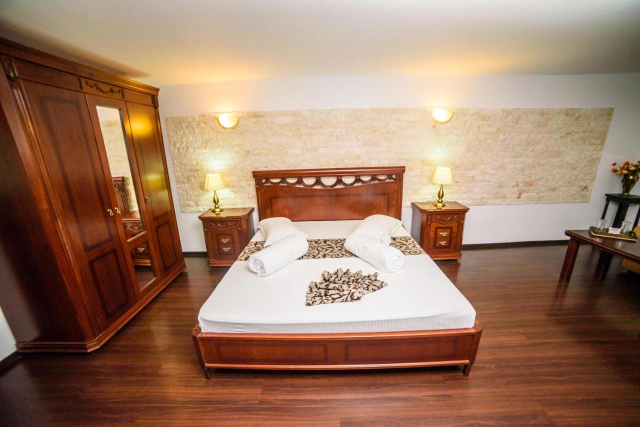 Hotel Restaurant Elite Szörényvár Kültér fotó
