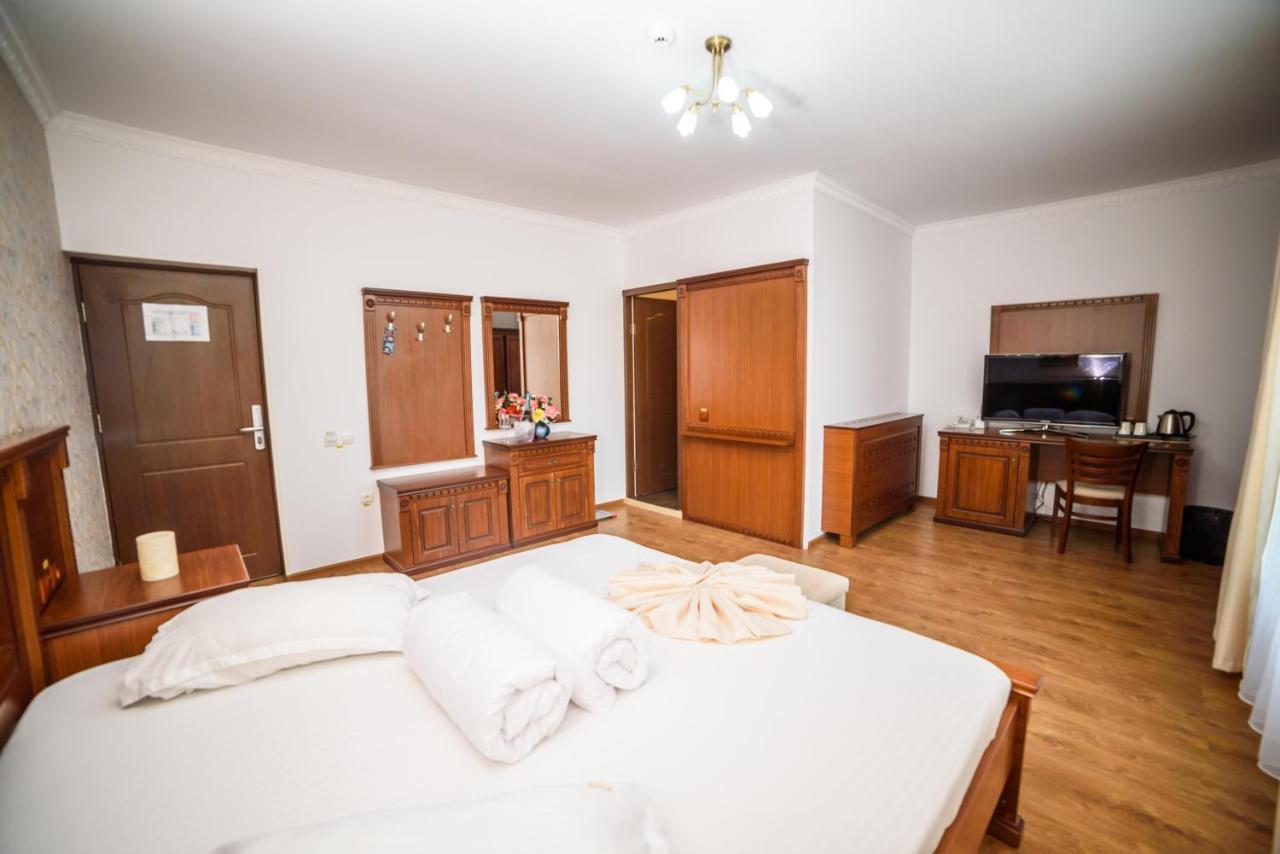 Hotel Restaurant Elite Szörényvár Kültér fotó