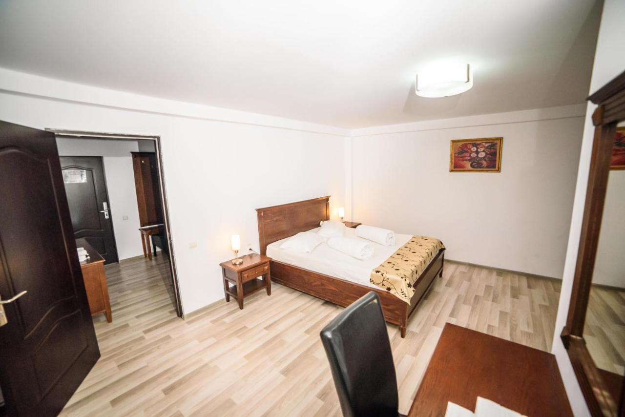 Hotel Restaurant Elite Szörényvár Kültér fotó