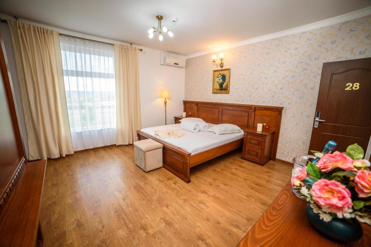 Hotel Restaurant Elite Szörényvár Kültér fotó