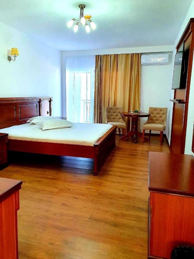 Hotel Restaurant Elite Szörényvár Kültér fotó