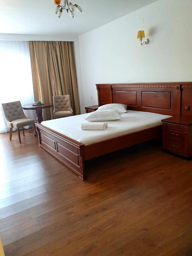 Hotel Restaurant Elite Szörényvár Kültér fotó