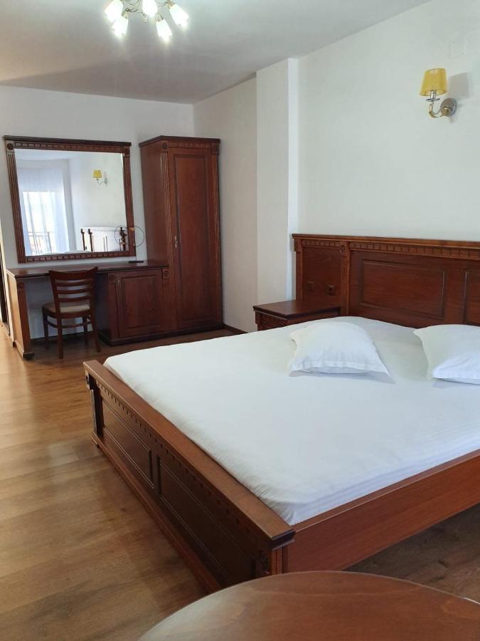 Hotel Restaurant Elite Szörényvár Kültér fotó