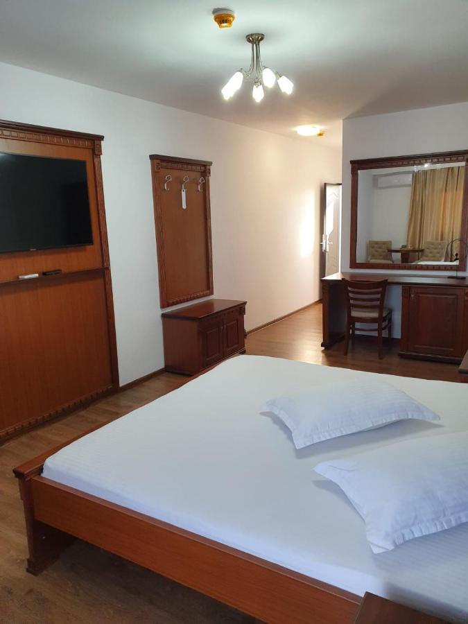 Hotel Restaurant Elite Szörényvár Kültér fotó