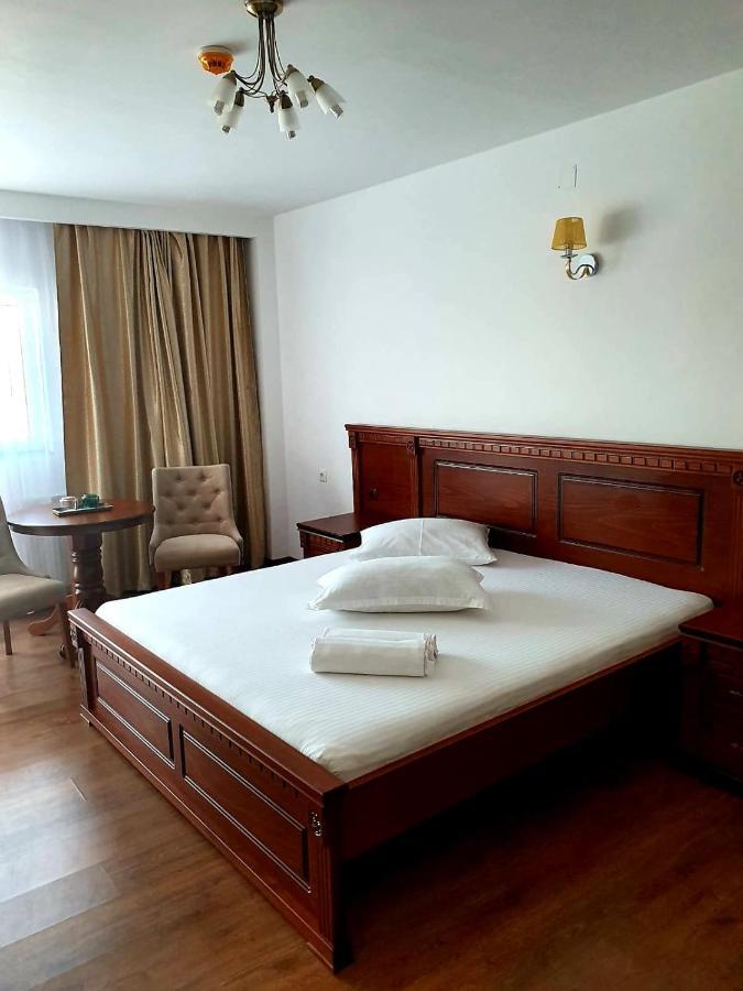 Hotel Restaurant Elite Szörényvár Kültér fotó
