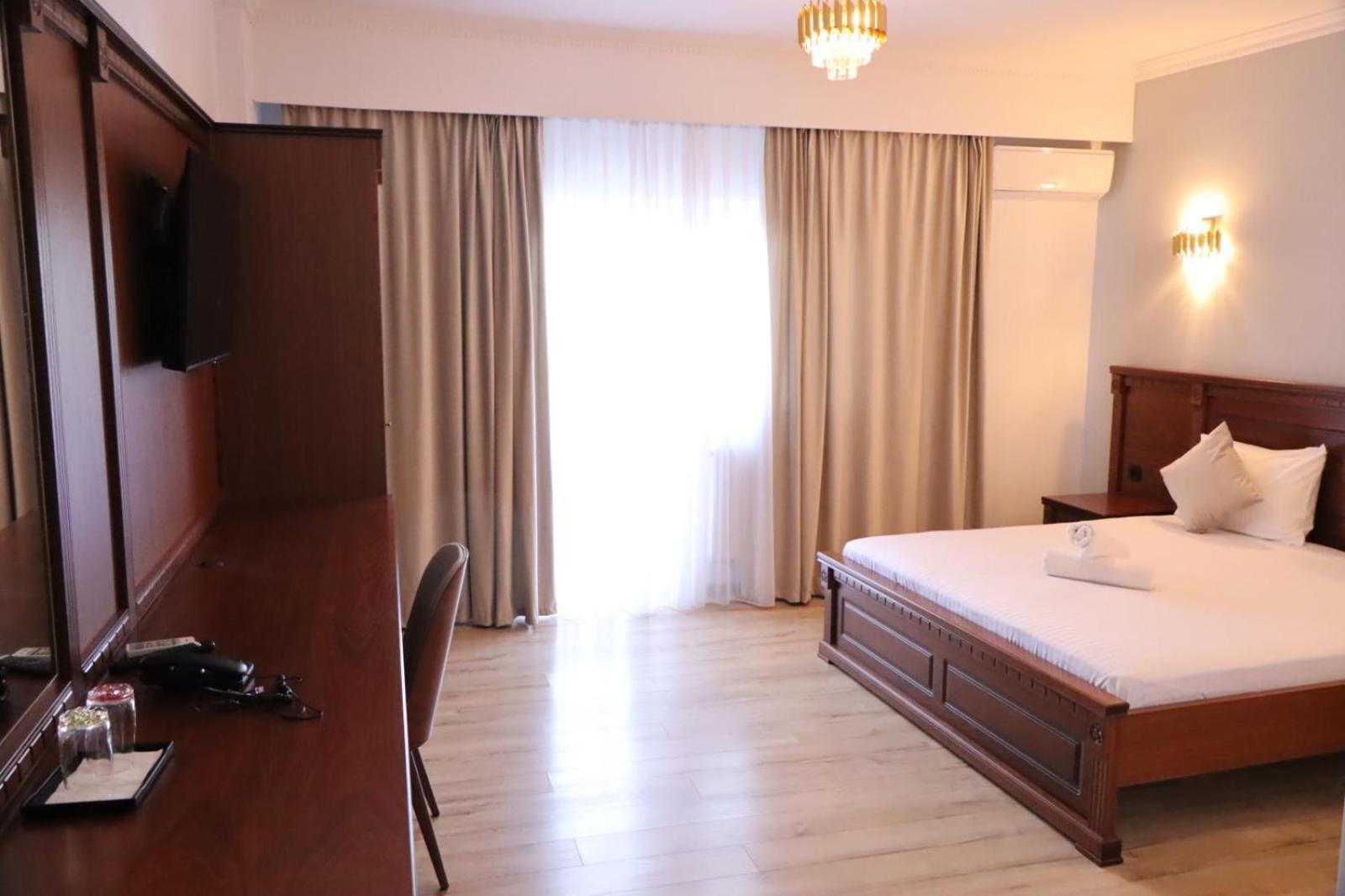Hotel Restaurant Elite Szörényvár Kültér fotó