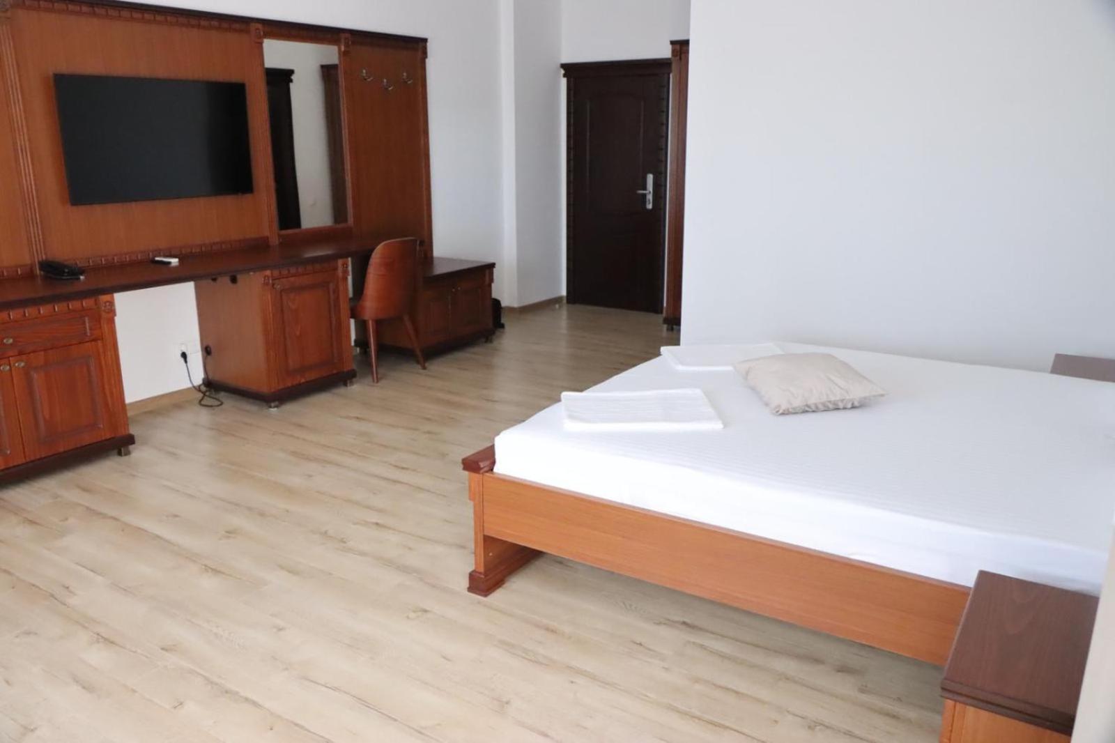 Hotel Restaurant Elite Szörényvár Kültér fotó
