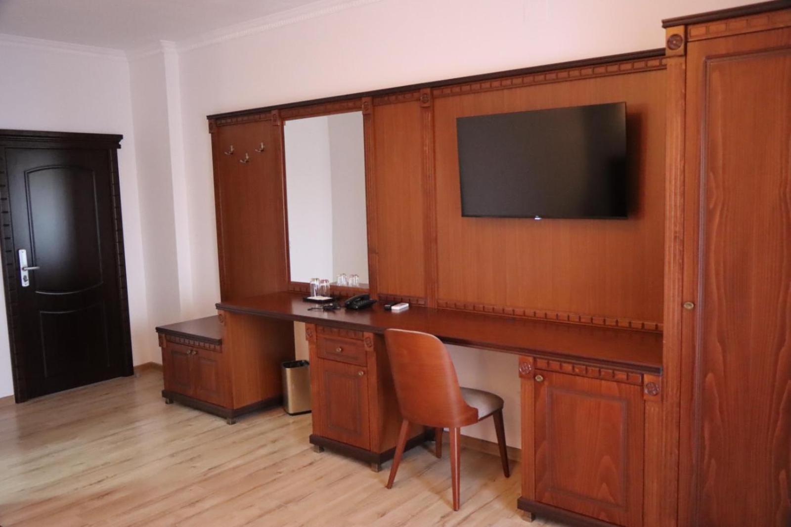 Hotel Restaurant Elite Szörényvár Kültér fotó