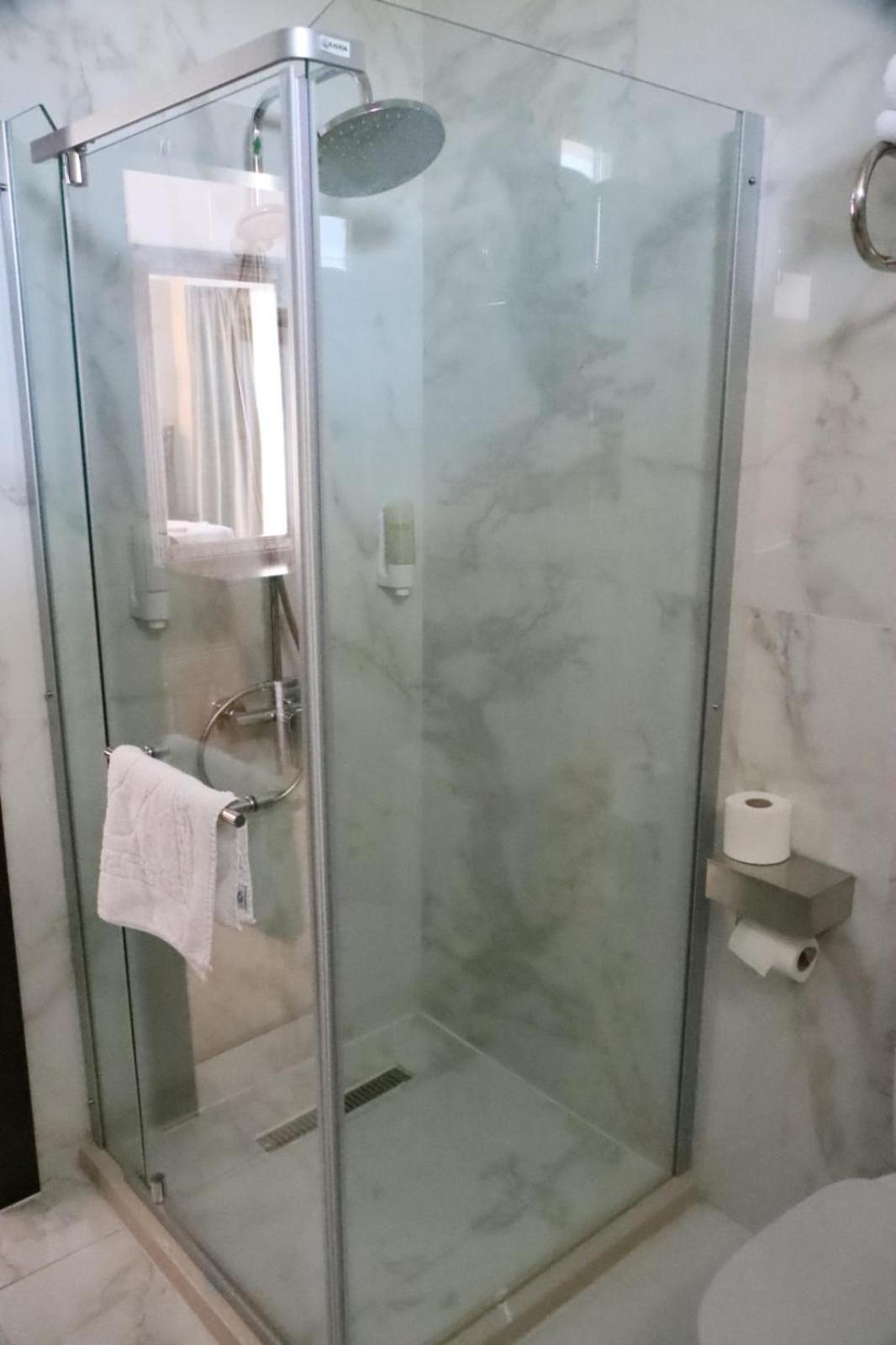 Hotel Restaurant Elite Szörényvár Kültér fotó